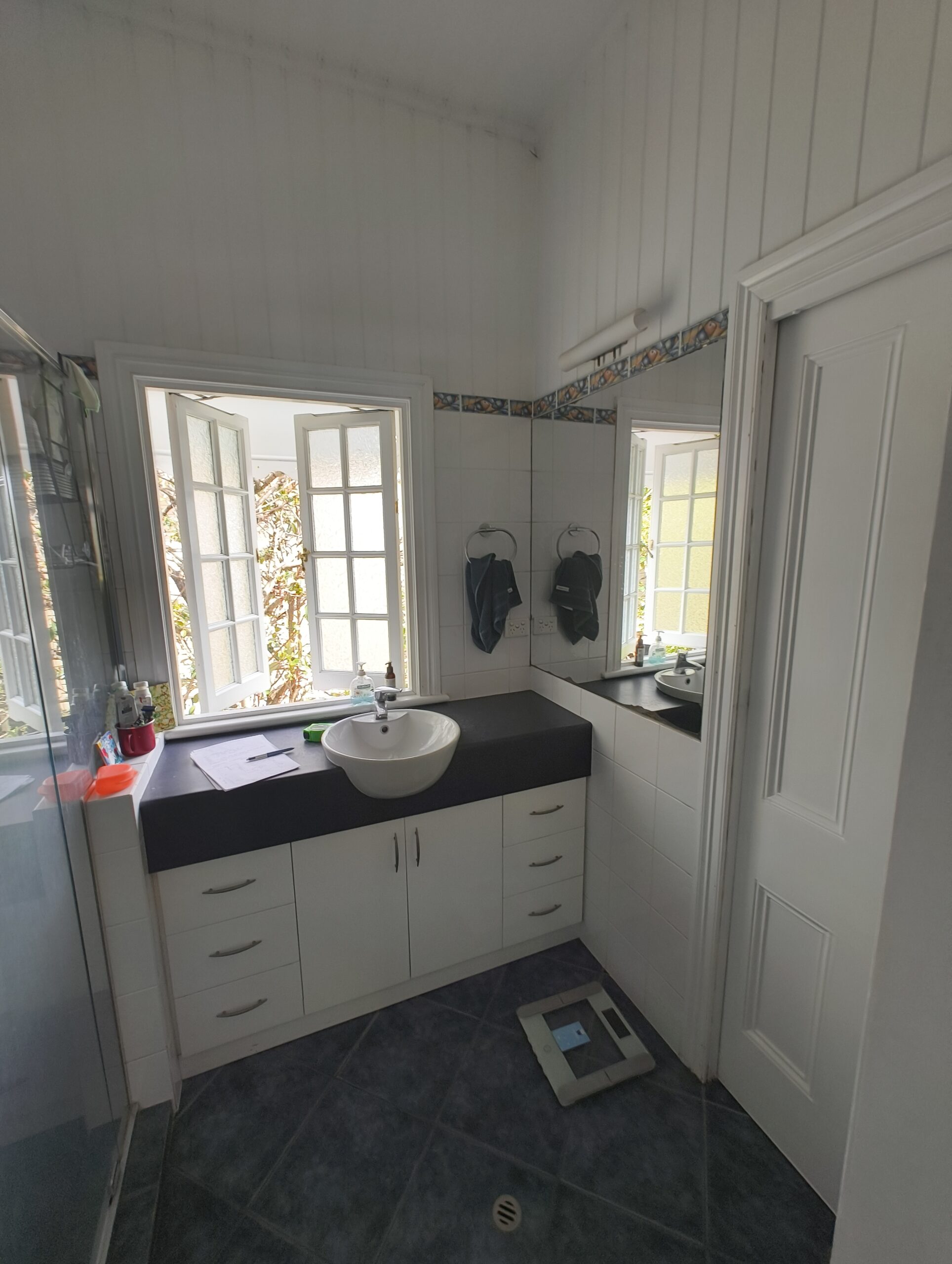 Annerley ensuite before renovation view 3