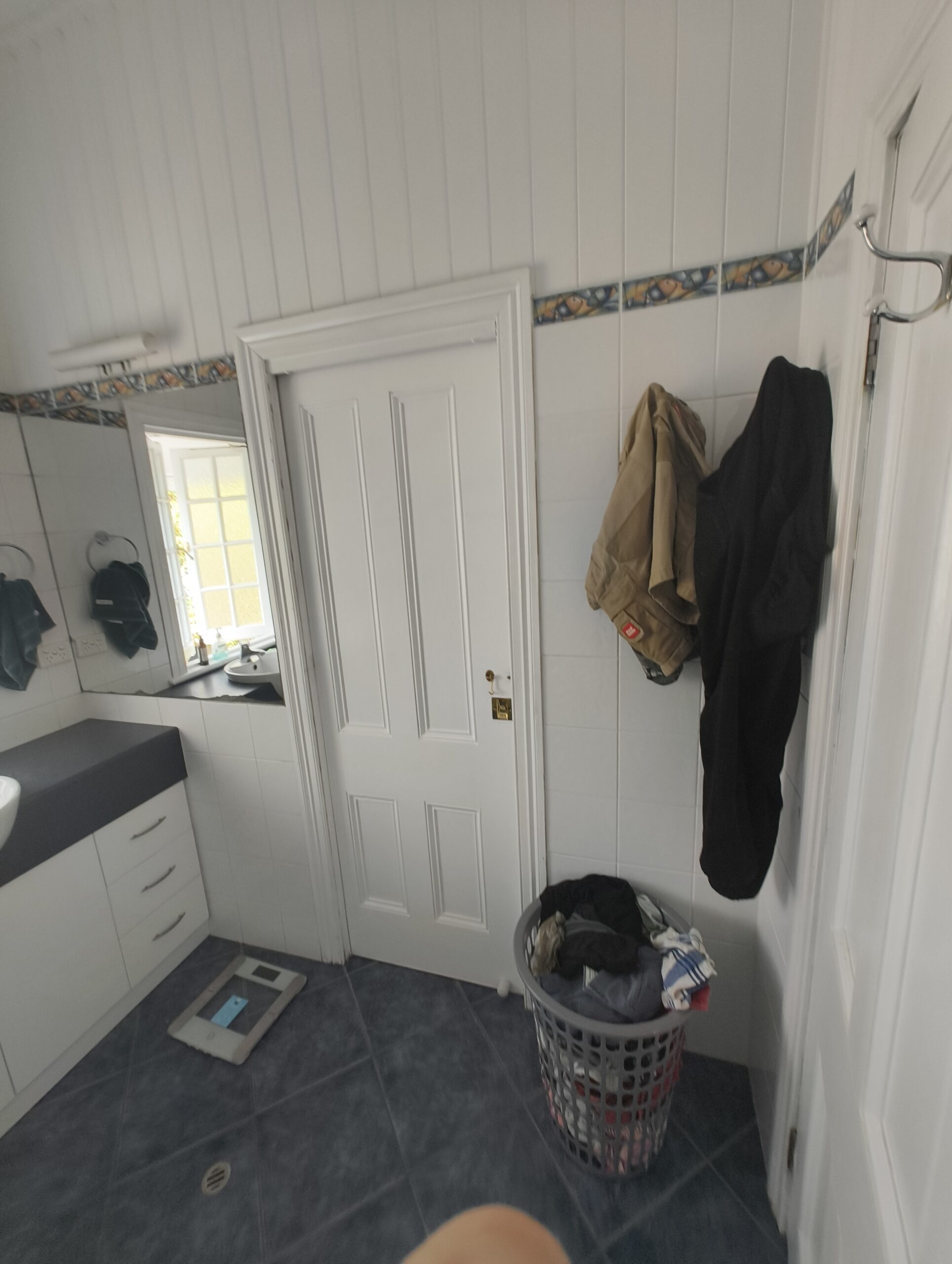 Annerley ensuite before renovation view 4