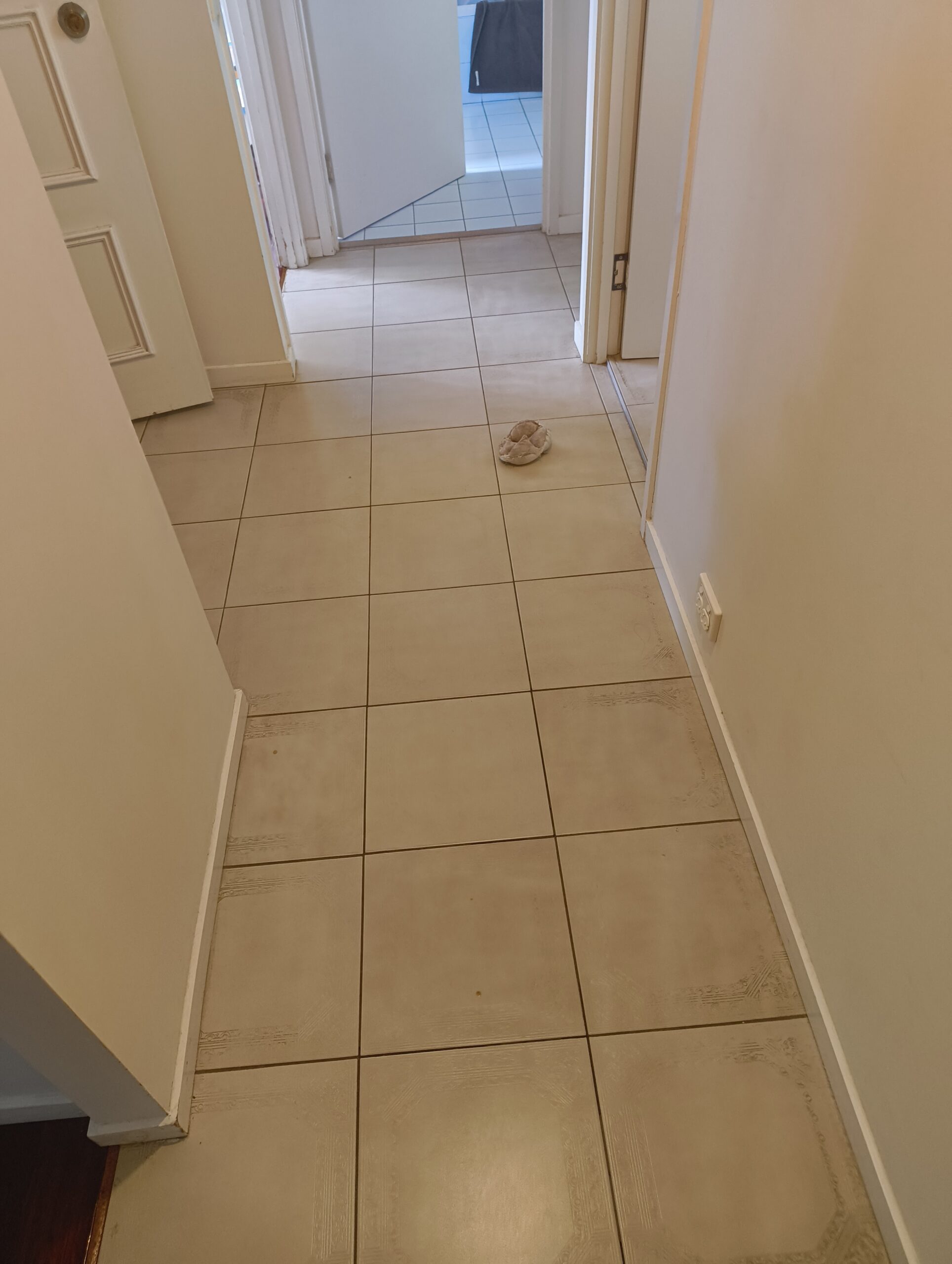 Eight Mile Plains hallway floor before renovation