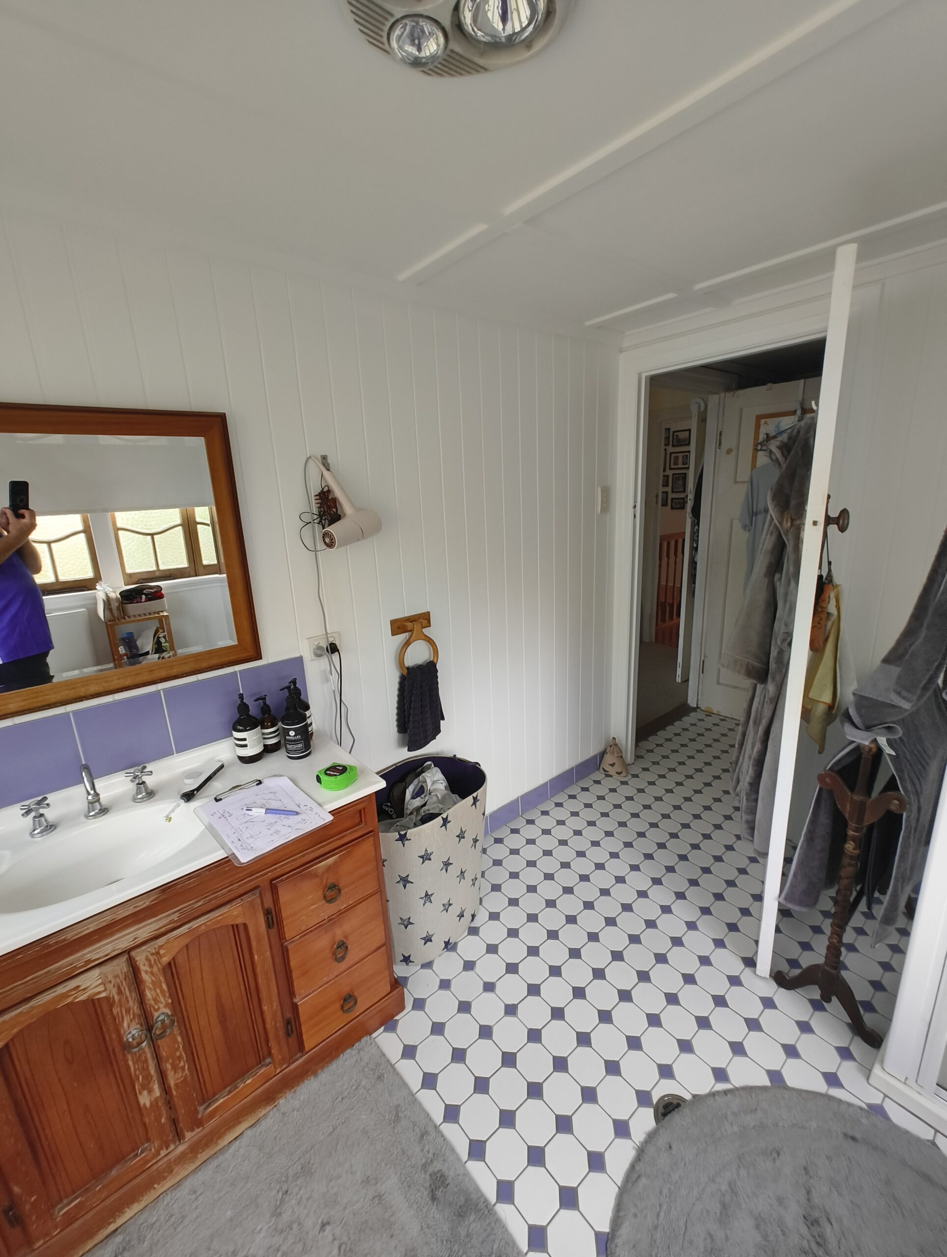 Woolloongabba ensuite before renovation