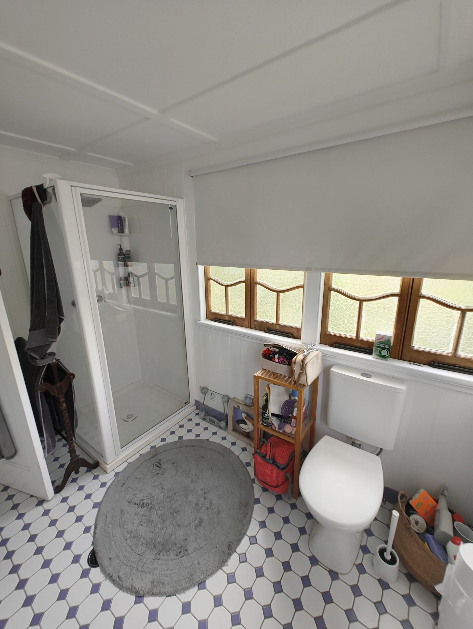Woolloongabba ensuite before renovation with dated fittings