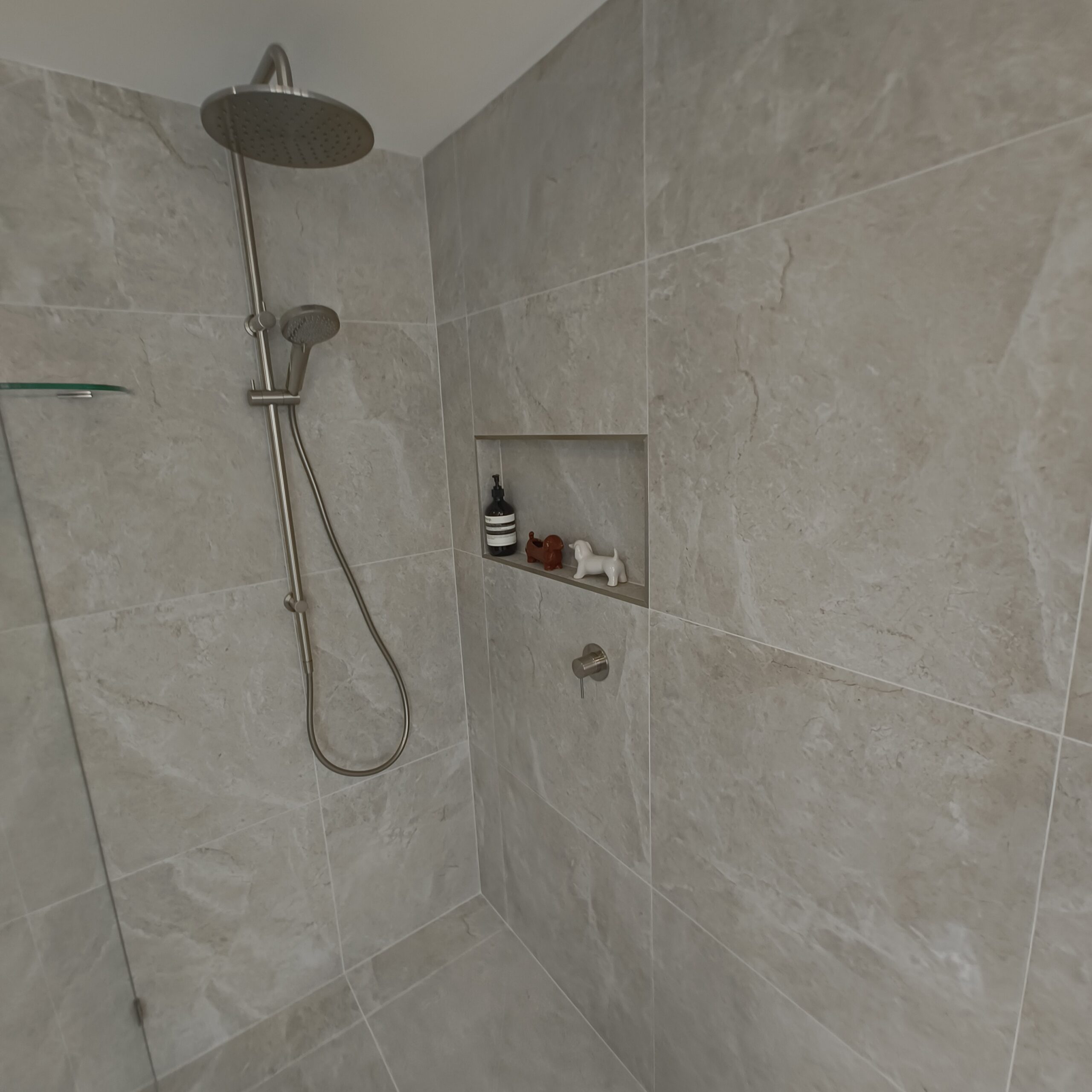 1500 walk-in shower with rain head and niche in the Woolloongabba ensuite renovation