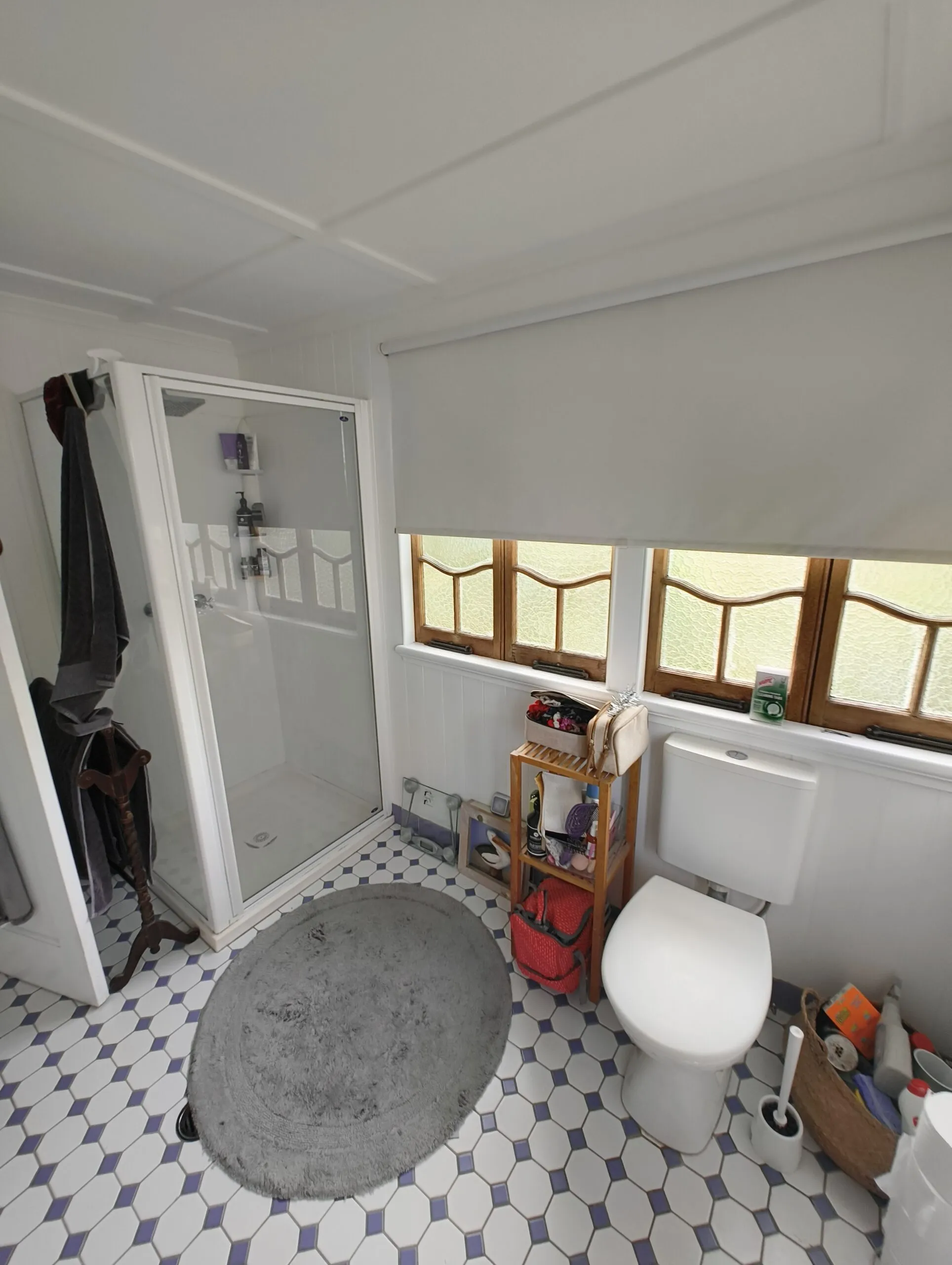 Woolloongabba ensuite before renovation with dated fittings