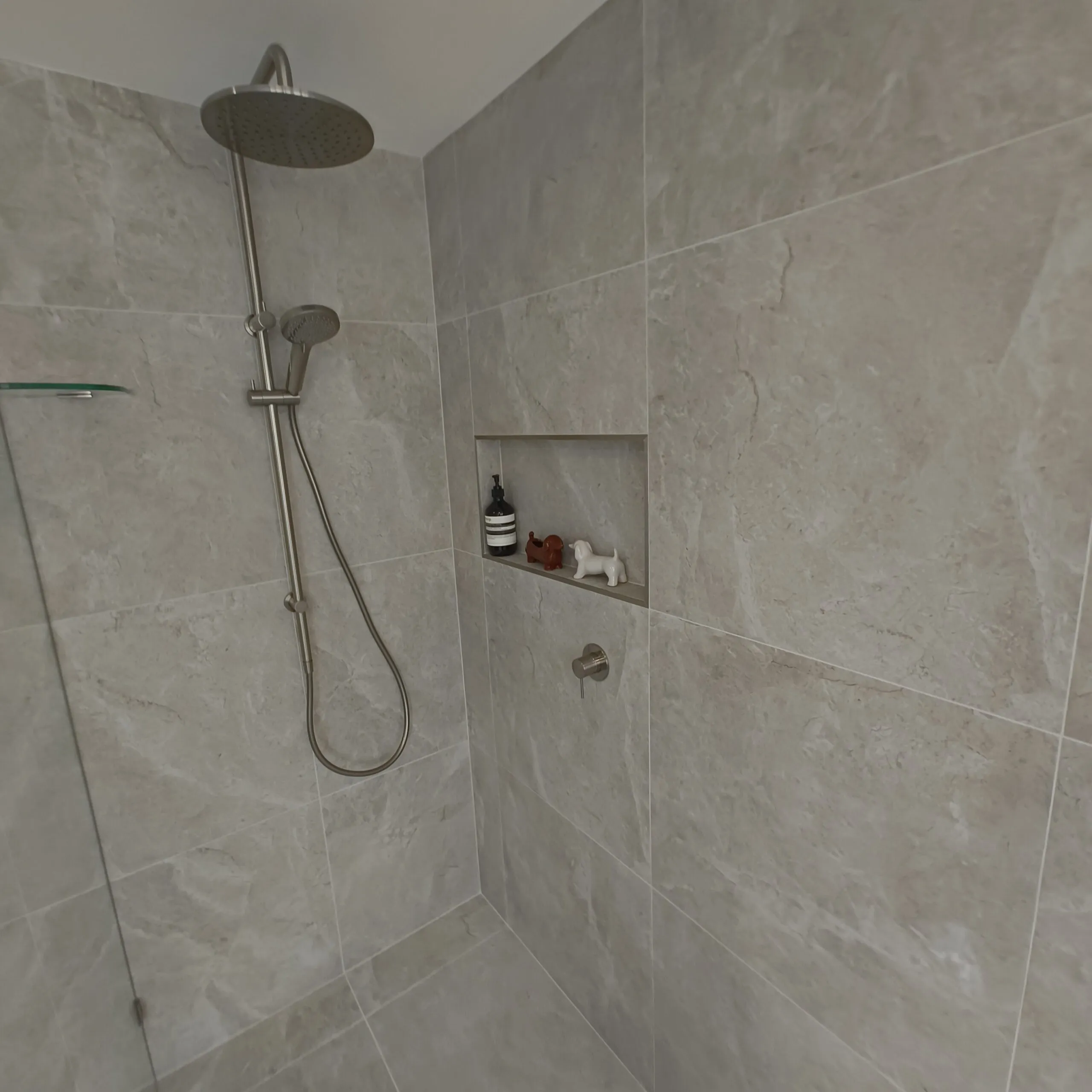1500 walk-in shower with rain head and niche in the Woolloongabba ensuite renovation